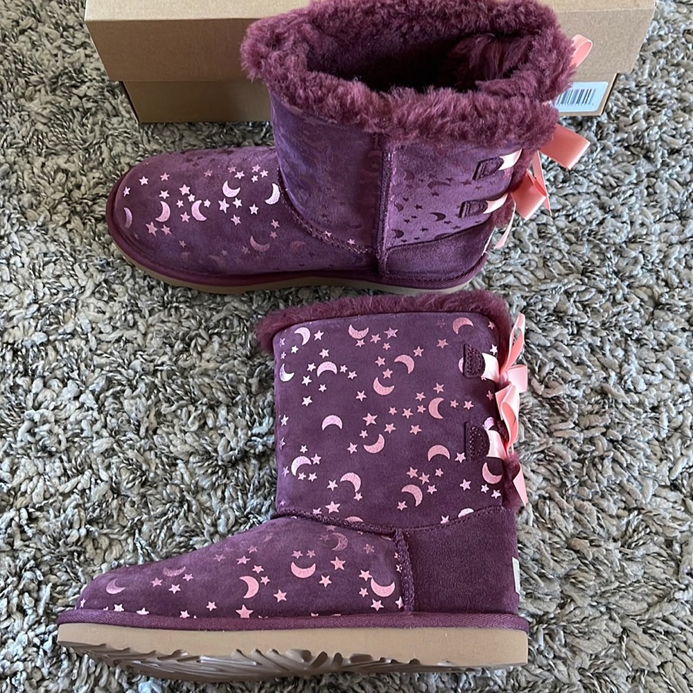 UGG K Bailey Bow moon and stars size 6Womens